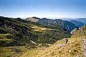 Inizia la discesa dal Rifugio FALC lungo l'alta Valvarrone (Valsassina)